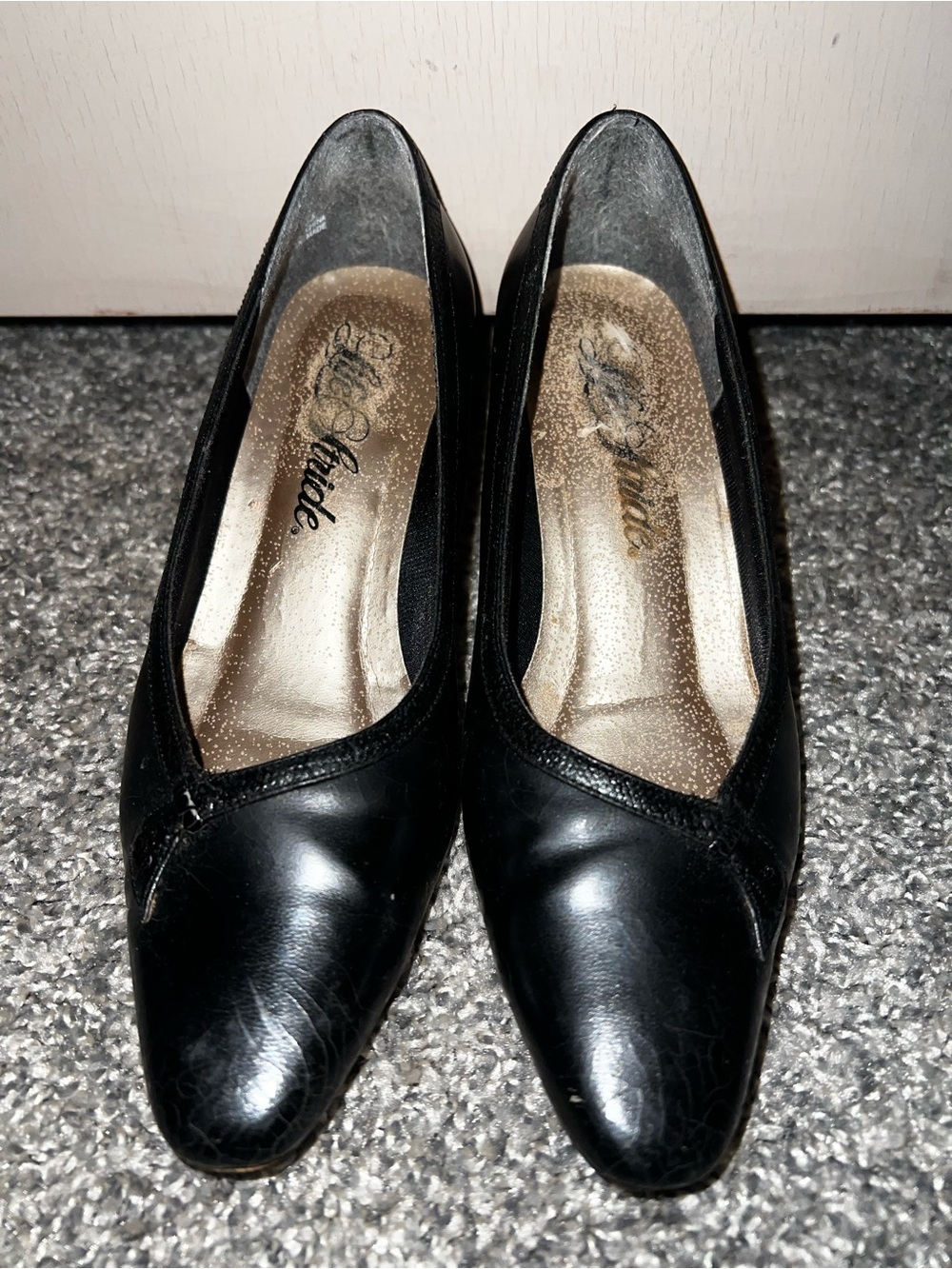 Life Stride Black Leather Pointed-Toe Heels